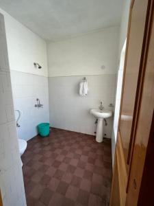 een badkamer met een toilet en een wastafel bij Chakzot garden house in Leh