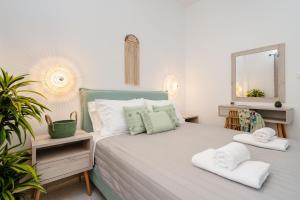 - une chambre avec un grand lit et des serviettes dans l'établissement NaxosAir1, à Naxos Chora