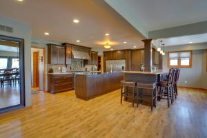 cocina grande con suelo de madera y armarios de madera en Expansive Shakopee Vacation Rental on 5 Acres!, en Shakopee