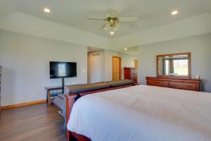 ein Schlafzimmer mit einem großen Bett und einem Flachbild-TV in der Unterkunft Expansive Shakopee Vacation Rental on 5 Acres! in Shakopee