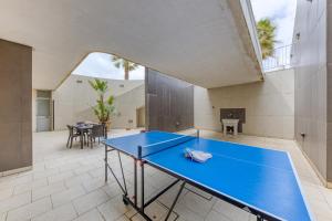 una mesa de ping pong en el medio de una habitación en Appartamento in villa, en Uggiano la Chiesa