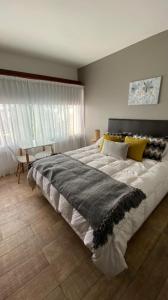 - une chambre avec un grand lit dans l'établissement Departamento céntrico con vista, à San Carlos de Bariloche