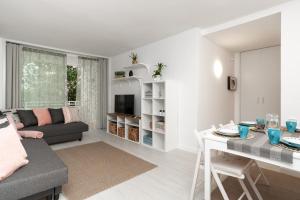 Apartment Bitacora FULLY RENOVATED 2023 في يوريت دي مار: غرفة معيشة مع أريكة وطاولة