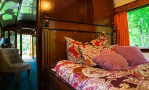 ein Schlafzimmer mit einem Bett mit Kissen darauf in der Unterkunft Park am See in Obertraun