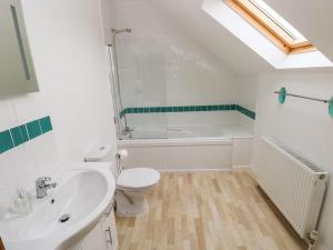 ein Badezimmer mit Waschbecken, Toilette und Badewanne in der Unterkunft Ty Rhosyn in Haverfordwest + 28 Fotos