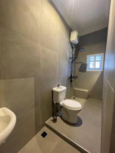 Ванная комната в CN Homes Luxury furnished 2Bedroom 24hr electricity with BQ +9 фотографий