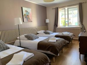 Habitación de hotel con 3 camas y ventana en Villa Mirroir en Champagne, jusque 10 voyageurs, en Boursault