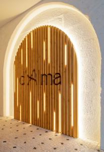 d'ALMA Boutique Hotel في بورتو: ممر مع جدار خشبي مع العبارات