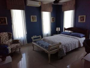 Кровать или кровати в номере Klong Muang Beach Apartment