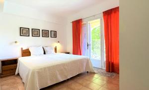 1 dormitorio con 1 cama y una ventana con cortinas rojas en Les Terrasses de Figanières, en Figanières
