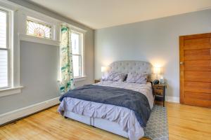 - une chambre avec un grand lit et 2 fenêtres dans l'établissement Cozy and Convenient West Orange Home - 16 Mi to NYC!, à West Orange