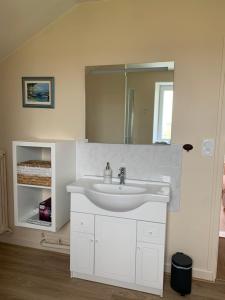 y baño con lavabo blanco y espejo. en Villa Mirroir en Champagne, jusque 10 voyageurs, en Boursault