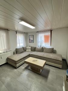 ein Wohnzimmer mit einem Sofa und einem Couchtisch in der Unterkunft Ferienhaus Möhrle 2 in Überlingen