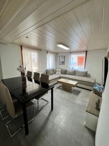 ein Wohnzimmer mit einem Sofa und einem Tisch in der Unterkunft Ferienhaus Möhrle 2 in Überlingen