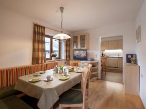 eine Küche und ein Esszimmer mit einem Tisch und Stühlen in der Unterkunft Haus Alton in Fieberbrunn