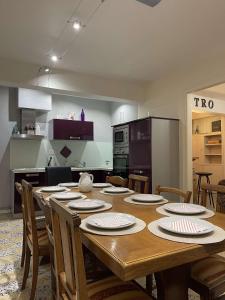 una cocina con mesa de madera con sillas y una cocina con en Villa Mirroir en Champagne, jusque 10 voyageurs, en Boursault