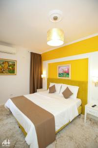 Postel nebo postele na pokoji v ubytování ART Hotel Tirana