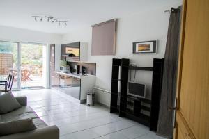a living room with a couch and a kitchen at Mer et calme in Le Pradet