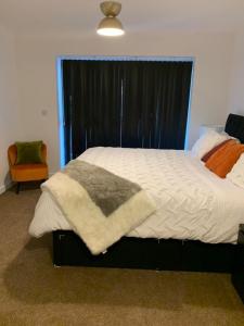 1 dormitorio con 1 cama y ventana grande en Brand New One Bed Luxury Flat No Parties No Events, en West Thurrock