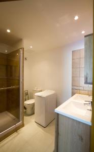 een badkamer met een toilet, een wastafel en een douche bij Mer et calme in Le Pradet