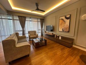 een woonkamer met een bank en een tv bij Anggun KL Malaysia in Kuala Lumpur