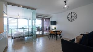 TV a/nebo společenská místnost v ubytování Apartamenty Sun & Snow Bukowa Góra
