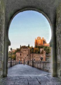 uma vista para um castelo através de um arco em Vega del Tajo- CON PARKING GRATIS em Toledo