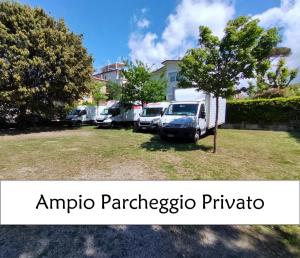 un gruppo di auto parcheggiate in un parcheggio di Hotel Puccinelli a Lido di Camaiore
