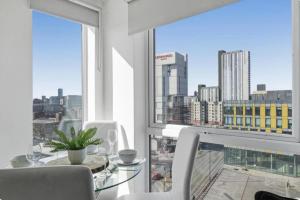 een eetkamer met uitzicht op de stad bij Stunning 3-Bedroom Flat with Parking in Manchester
