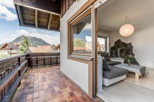 einen Balkon mit Bergblick in der Unterkunft TaLu Ferien Wohnung Sonthofen in Sonthofen