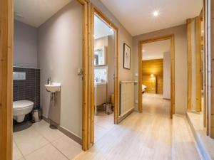 a bathroom with a toilet and a sink at Duplex rénové à Tignes · Accès direct pistes · Cheminée · WIFI · Animaux acceptés - FR-1-502-482 in Tignes