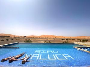 Bazén v ubytování Hotel Riad Xaluca nebo v jeho okolí