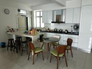 Permatang PauhStudio Diane的厨房里有一张桌子、几把椅子和一个柜台