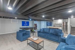 Χώρος καθιστικού στο Modern Luxury 6-Bedroom Home with a Pool