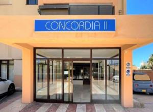 濱海羅克塔斯的住宿－Concordia，带有读写和谐符号的建筑物