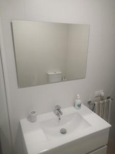 y baño con lavabo blanco y espejo. en Concordia, en Roquetas de Mar