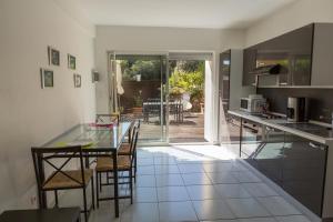 a kitchen and dining room with a table and chairs at Mer et calme in Le Pradet