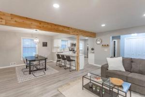 Η κουζίνα ή μικρή κουζίνα στο Modern Luxury 6-Bedroom Home with a Pool