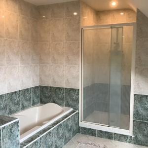 Ванна кімната в Maison Spacieuse à Proximité des Plages de la Baule