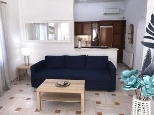 フィラにあるAratos Apartments - Kallisto 2bedroom Apartmentのリビングルーム(青いソファ、テーブル付)