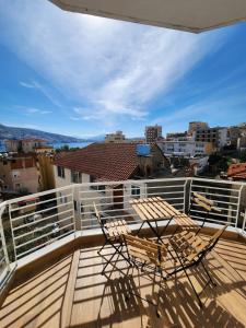 terraza con 2 sillas y mesa en el balcón en Memories Apartments en Sarandë