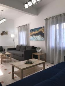 フィラにあるAratos Apartments - Kallisto 2bedroom Apartmentのリビングルーム(ソファ、テーブル付)