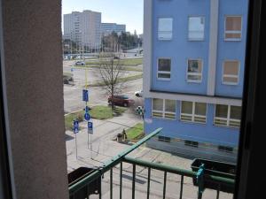 Blick auf eine Straße aus dem Fenster eines Gebäudes in der Unterkunft Apartment Letna near the city center in Košice