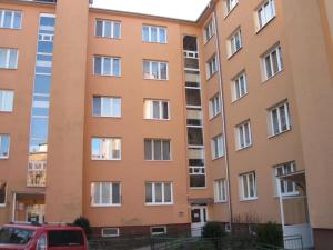 ein orangenes Gebäude mit einem roten Van davor in der Unterkunft Apartment Letna near the city center in Košice