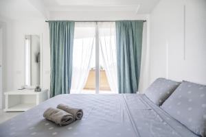Postel nebo postele na pokoji v ubytování crabonaxa suites
