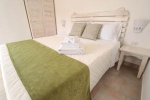 um quarto com uma cama com toalhas em B&B Limone em San Teodoro