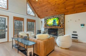 TV a/nebo společenská místnost v ubytování Modern Cabin 3/2 with cover garage