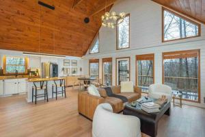 Kuchyň nebo kuchyňský kout v ubytování Modern Cabin 3/2 with cover garage