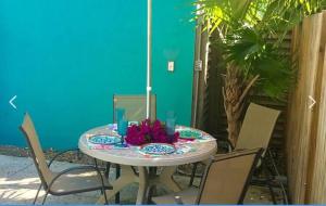 Duval Street Suite with pool في كي ويست: طاولة عليها وعاء من الزهور