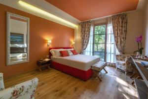 1 dormitorio con cama y ventana en Resort 37, en Rignano sullʼArno